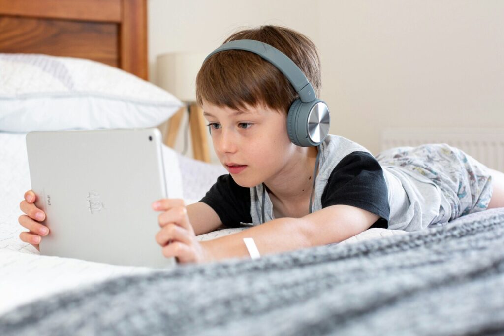 healthy screentime limits for kids-parenting-the daily her
