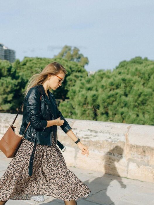 Chic & Practical Versatile Outfits for Moms on the Go - the daily her - fashion tips